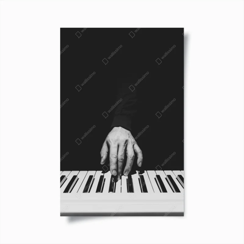 Poster mano sul pianoforte in bianco e nero