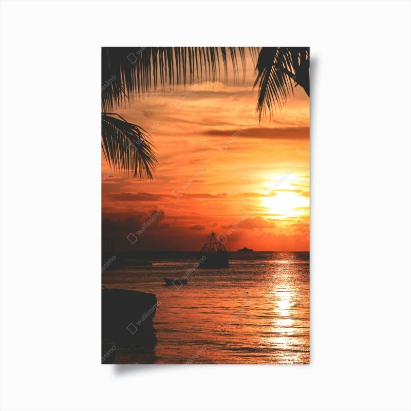 Poster tramonto tropicale sul mare con palme e barche