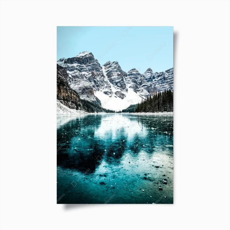 Poster vista montana innevata con lago turchese riflettente