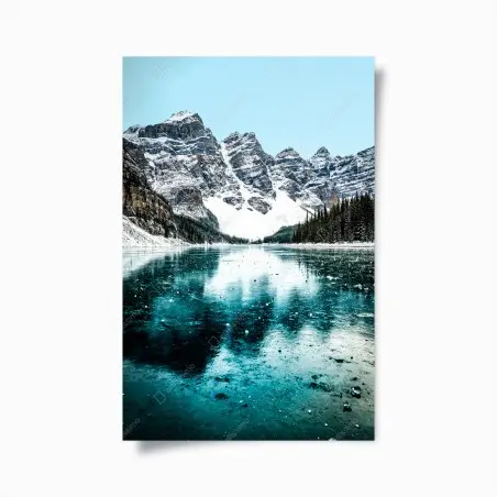 Poster vista montana innevata con lago turchese riflettente • Wallissimo®