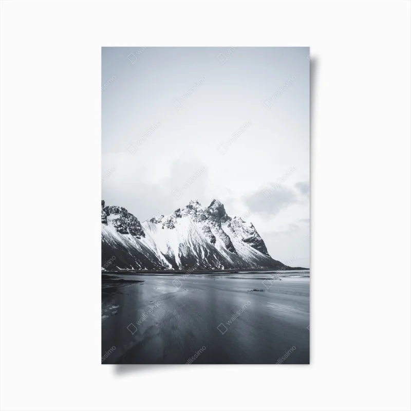 Poster paesaggio montano innevato in bianco e nero