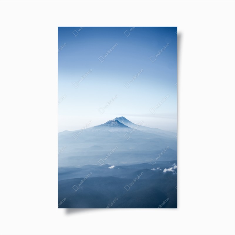 Poster paesaggio montano avvolto nella nebbia