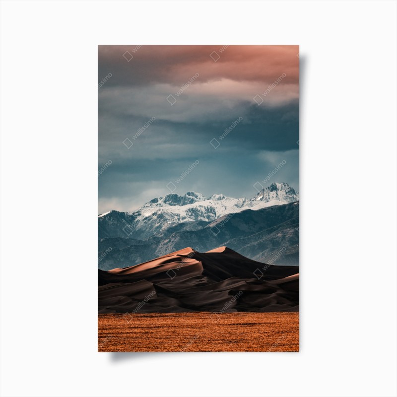 Poster dune al crepuscolo davanti a montagne innevate