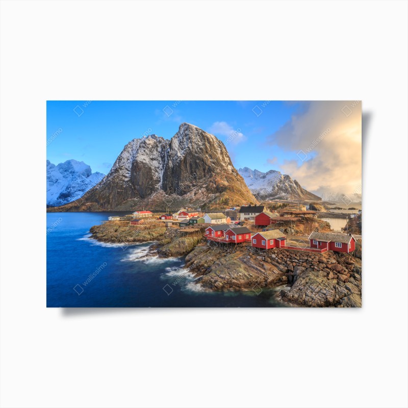 Poster panorama costiero con case rosse e montagna innevata