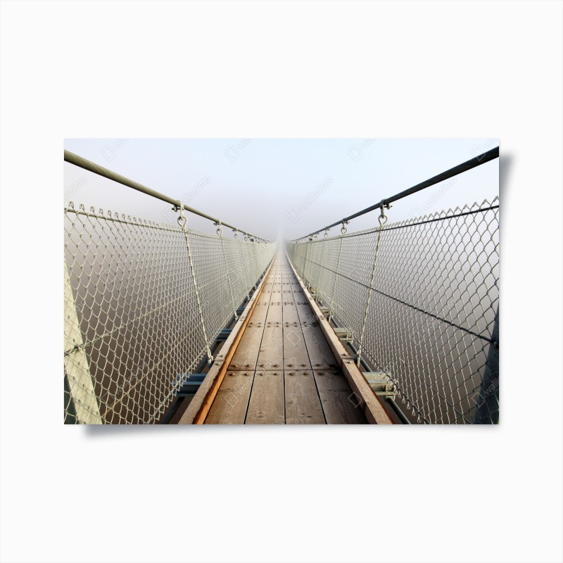 Poster passerella sospesa nella nebbia