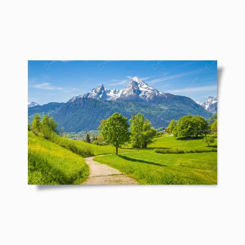 Poster paesaggio alpino primaverile con montagne innevate