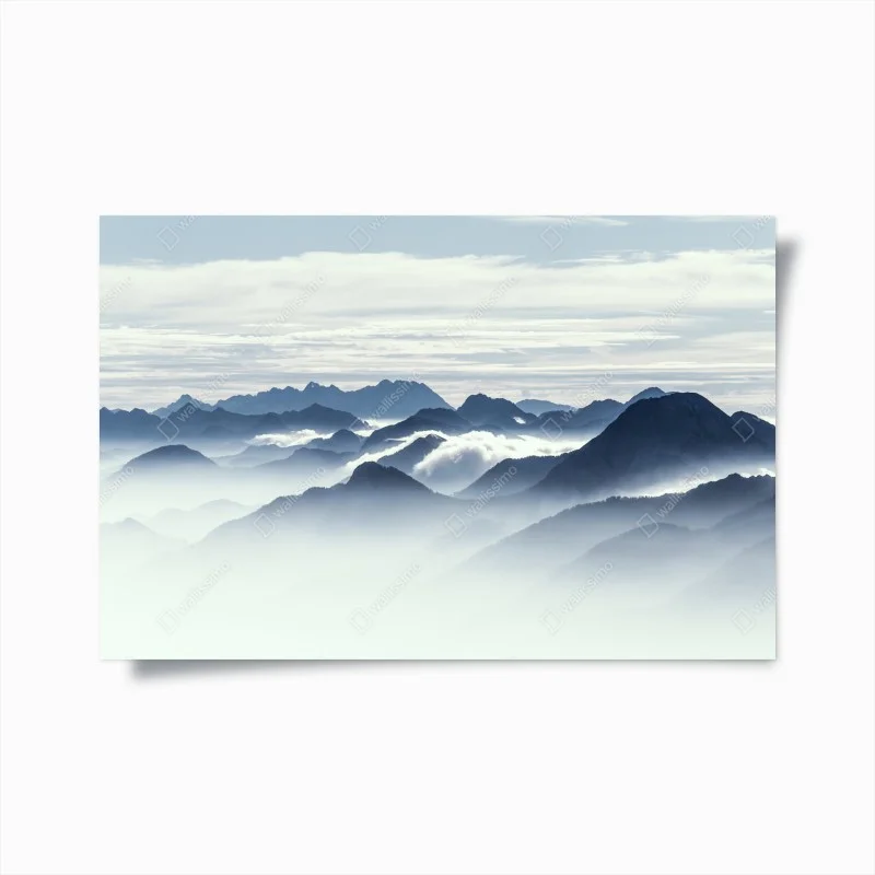 Poster panorama di montagne avvolte nella nebbia