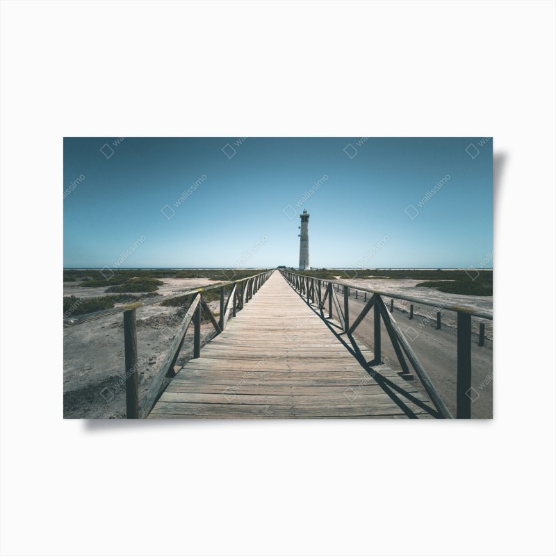 Poster faro sulla passerella verso l'orizzonte