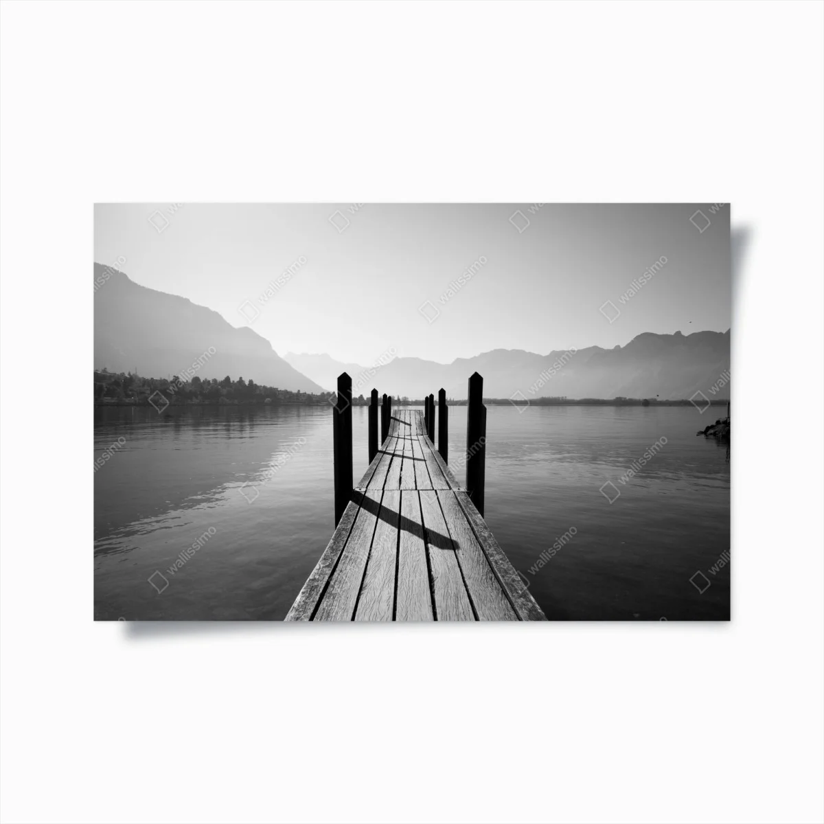 Poster molo solitario sul lago tra le montagne in bianco e nero • Wallissimo® Poster molo solitario sul lago tra le montagne in bianco e nero • Wallissimo®