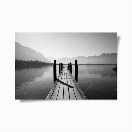 Poster molo solitario sul lago tra le montagne in bianco e nero • Wallissimo®