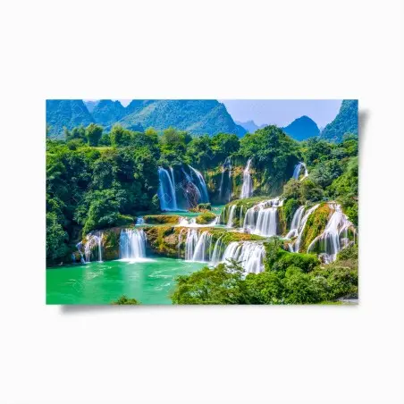 Poster cascata verde smeraldo tra le montagne • Wallissimo®