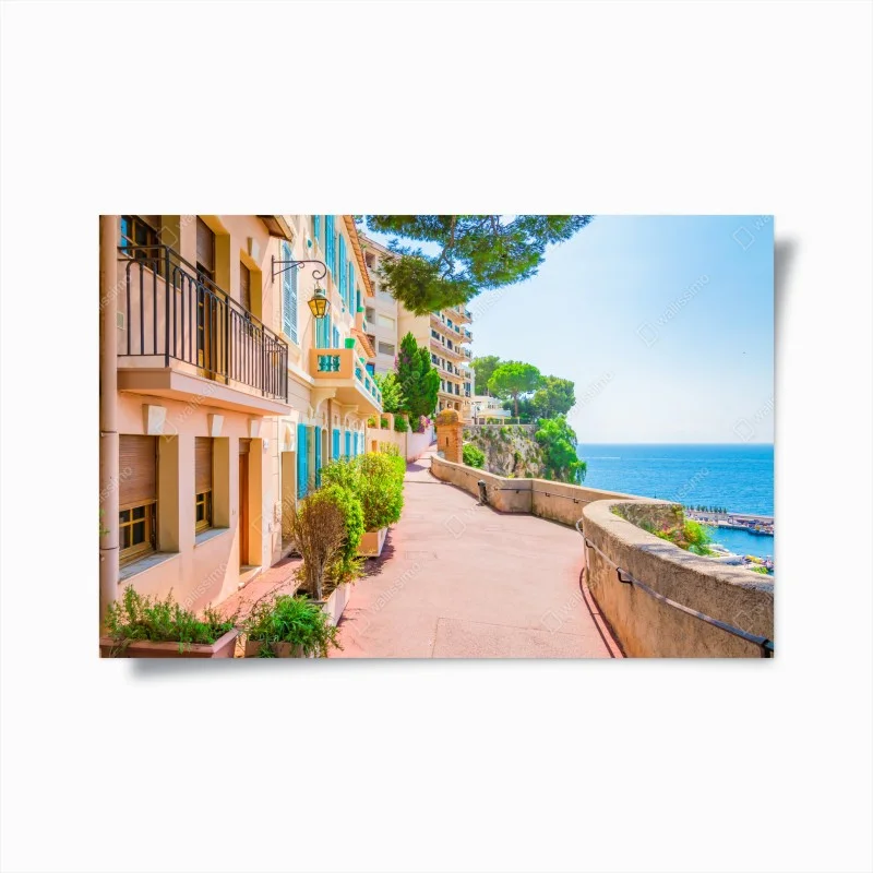 Poster passeggiata sul lungomare soleggiato