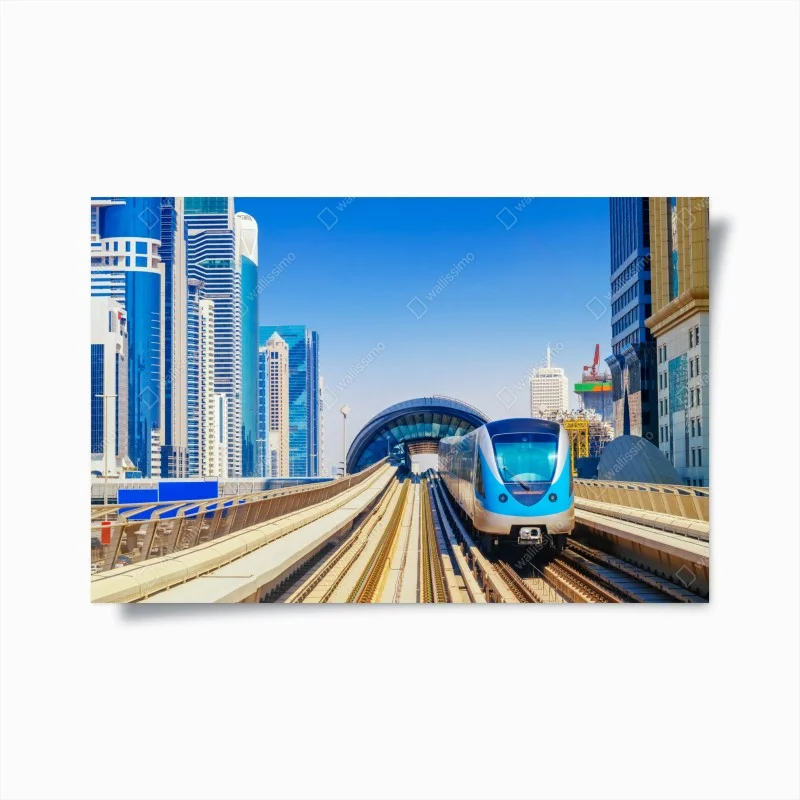 Poster metropolitana futuristica tra i grattacieli