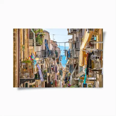 Poster scorcio di vicolo sul mare con balconi fioriti • Wallissimo®