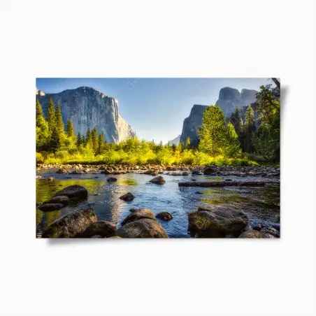 Poster valle montana al tramonto con fiume e rocce • Wallissimo®
