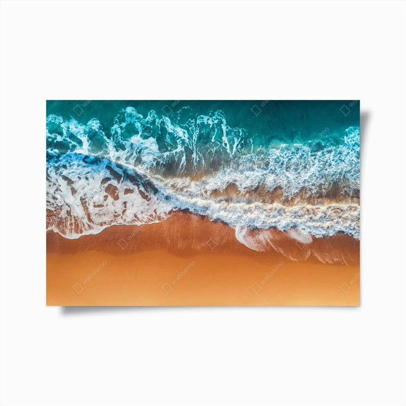 Poster abbraccio del mare sulla spiaggia