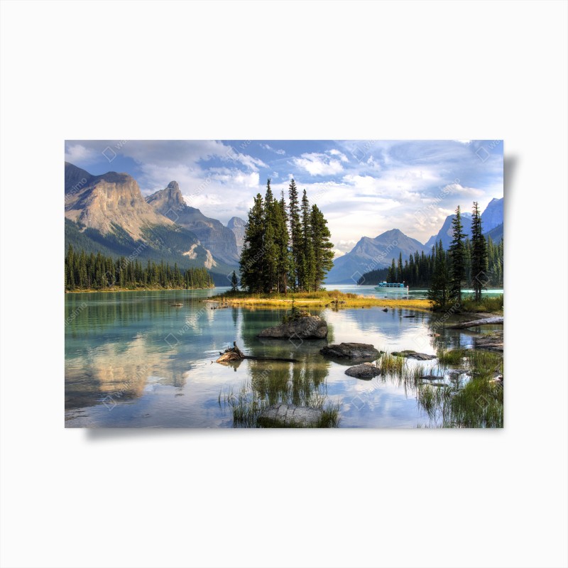 Poster isola di pini su lago alpino al tramonto
