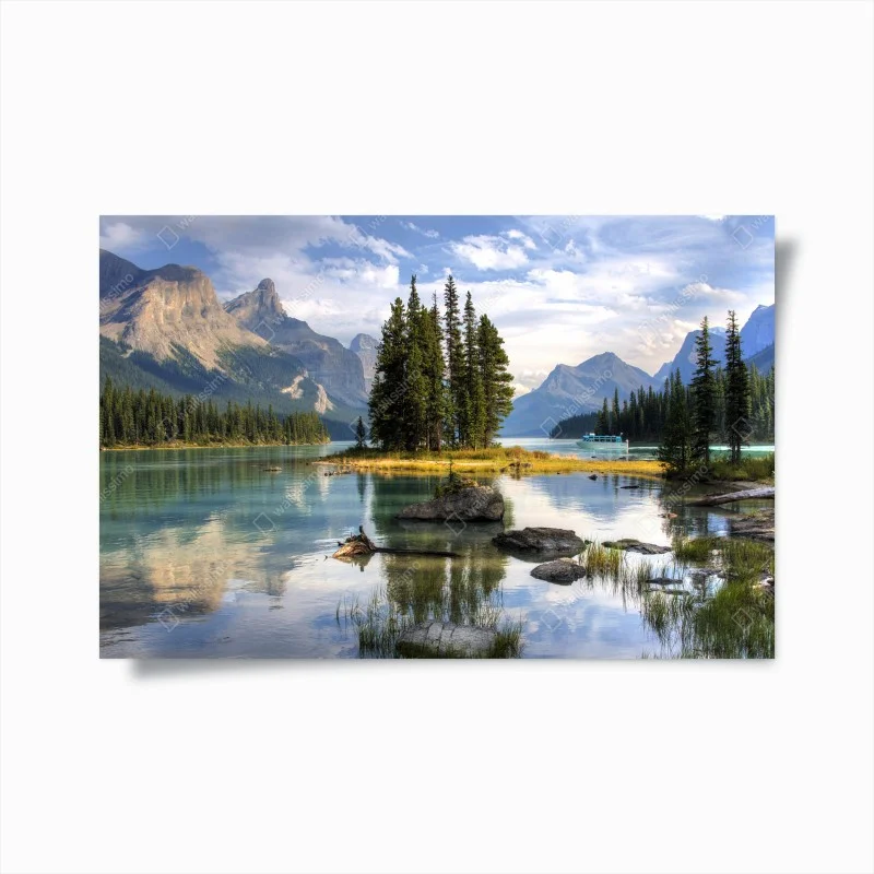 Poster isola di pini su lago alpino al tramonto