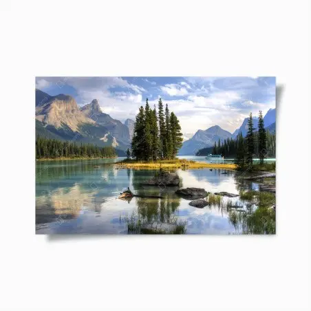 Poster isola di pini su lago alpino al tramonto • Wallissimo®