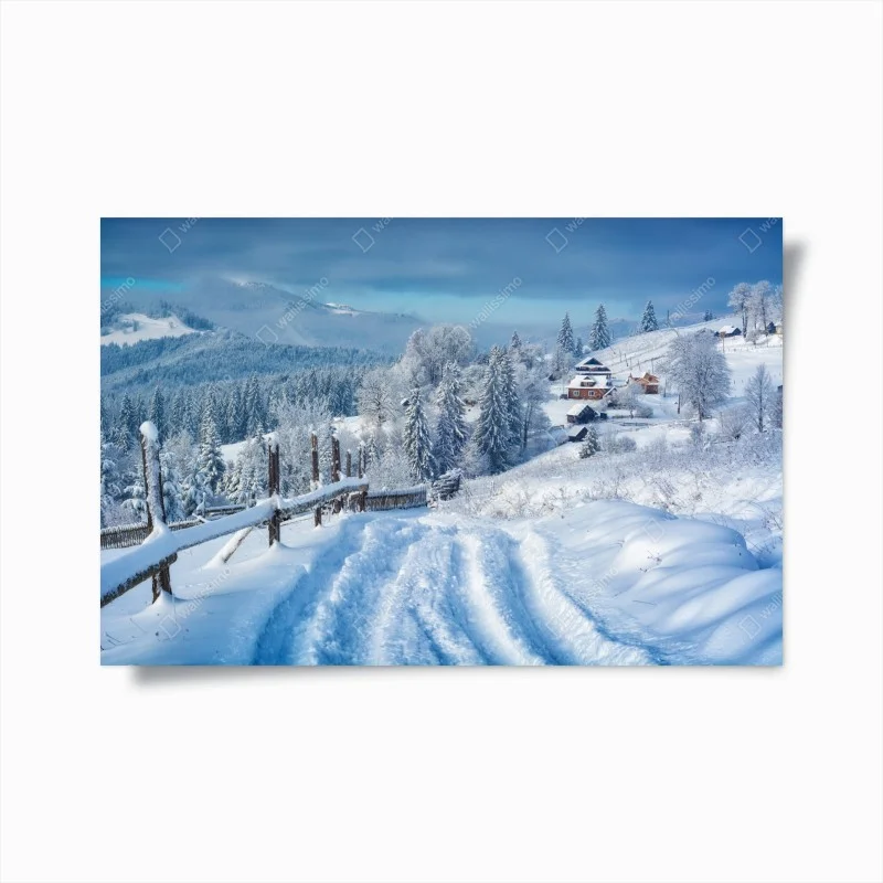 Poster sentiero innevato verso il villaggio alpino