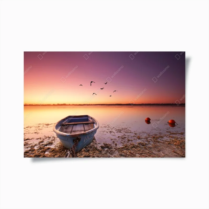 Poster tramonto sul lago con barca solitaria