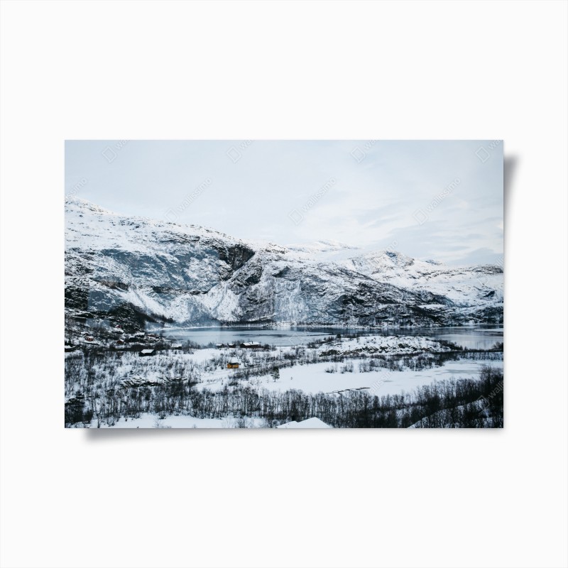 Poster quiete invernale sulle rive del fiordo