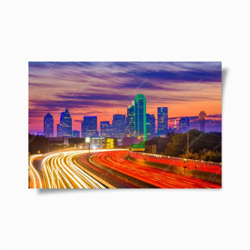 Poster tramonto su Dallas: skyline e scie di luce
