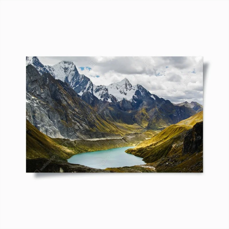 Poster maestoso panorama montano sul lago turchese