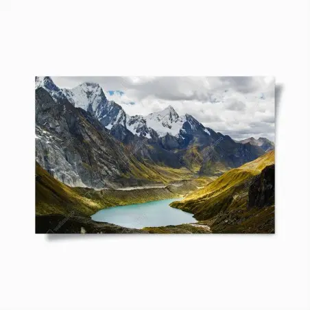 Poster maestoso panorama montano sul lago turchese • Wallissimo®