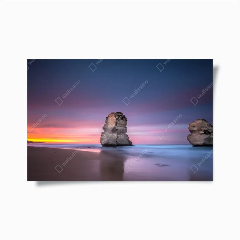 Poster tramonto tra faraglioni sul mare