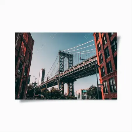 Poster scorcio urbano: ponte di Manhattan tra palazzi in mattoni • Wallissimo®