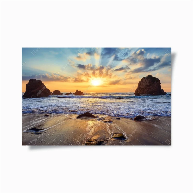 Poster tramonto dorato sulla costa rocciosa
