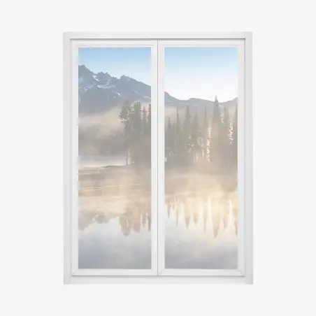 Adesivo per finestra mattino nebbioso sul lago con riflessi alpini • Wallissimo®