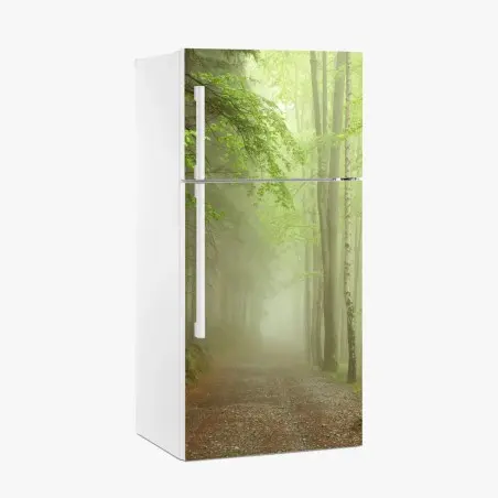 Adesivo per frigorifero sentiero nella foresta avvolto dalla nebbia • Wallissimo®