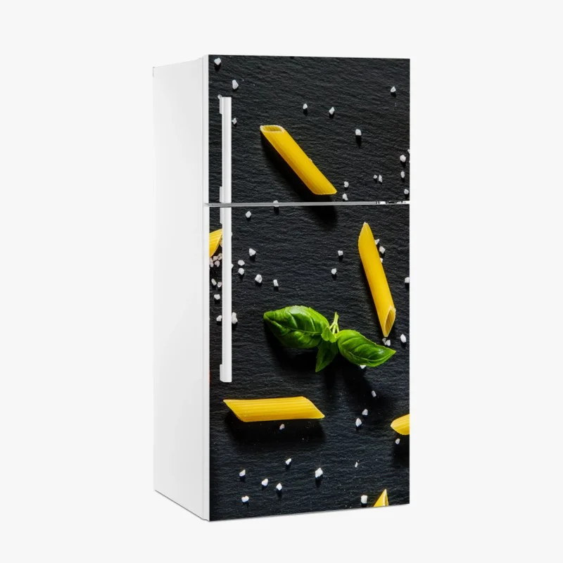 Adesivo per frigorifero still life mediterraneo: pomodori, basilico e pasta su sfondo nero