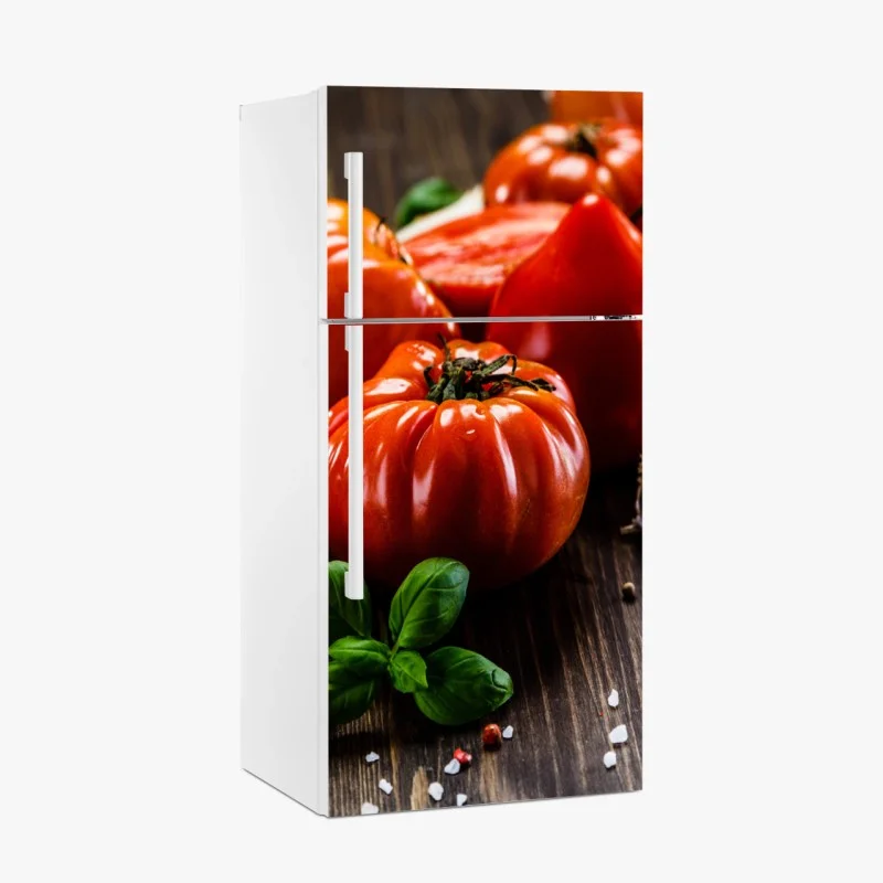 Adesivo per frigorifero pomodori rustici e basilico su tavola in legno