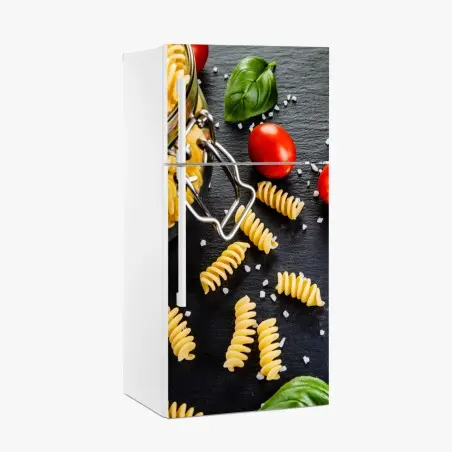 Adesivo per frigorifero composizione di fusilli e ingredienti mediterranei • Wallissimo®