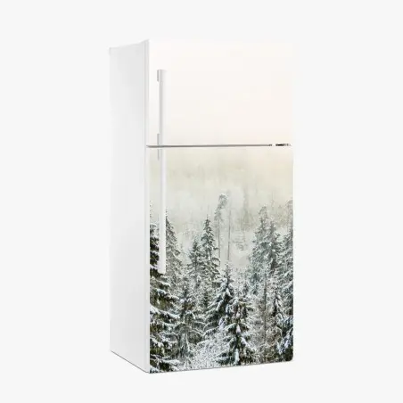 Adesivo per frigorifero foresta innevata nella nebbia • Wallissimo®