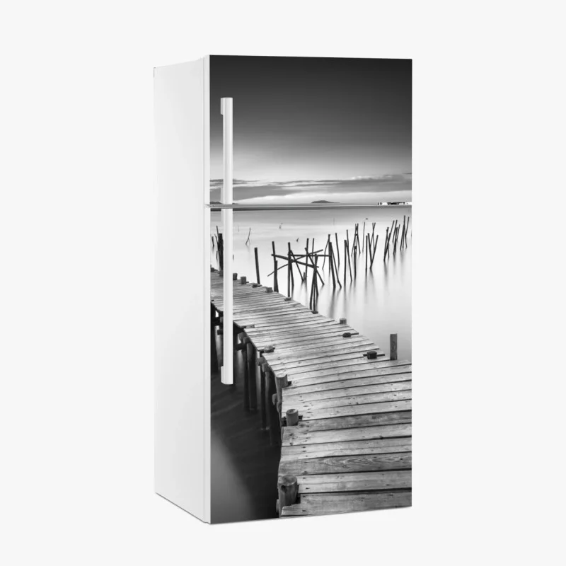Adesivo per frigorifero molo solitario sul mare in bianco e nero
