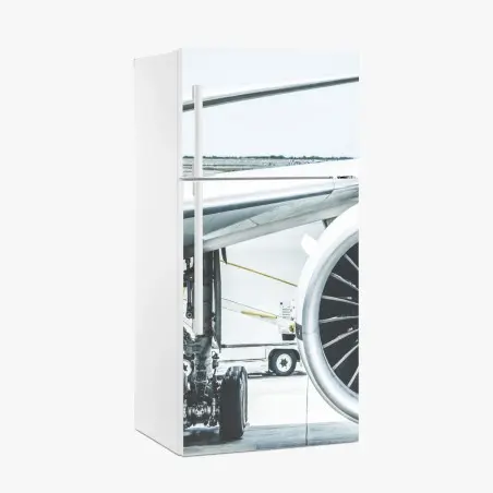 Adesivo per frigorifero dettaglio motore d'aereo al gate • Wallissimo®