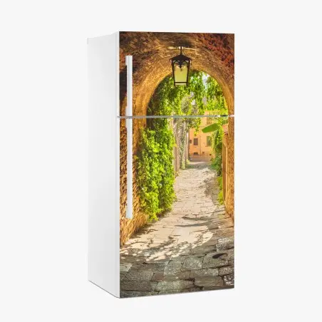 Adesivo per frigorifero vicolo medievale soleggiato in Toscana • Wallissimo®