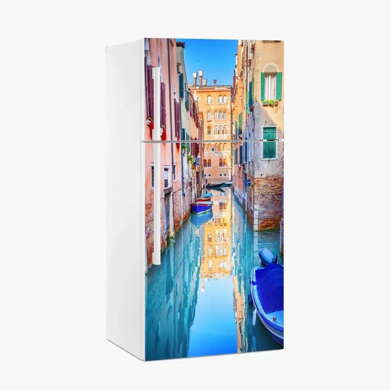 Adesivo per frigorifero scorcio di Venezia sul canale con barche colorate