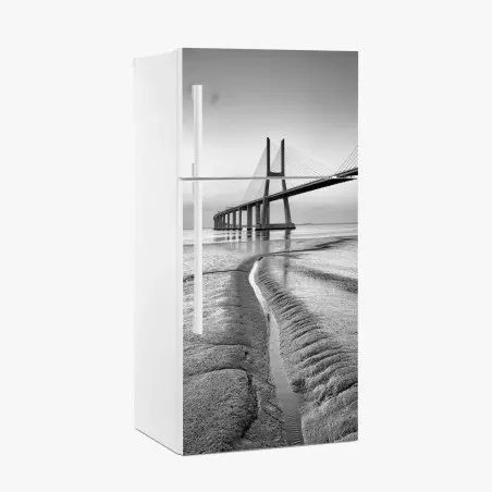 Adesivo per frigorifero ponte moderno e linea costiera in bianco e nero • Wallissimo®