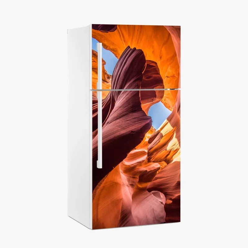 Adesivo per frigorifero danza di luce tra le rocce scolpite