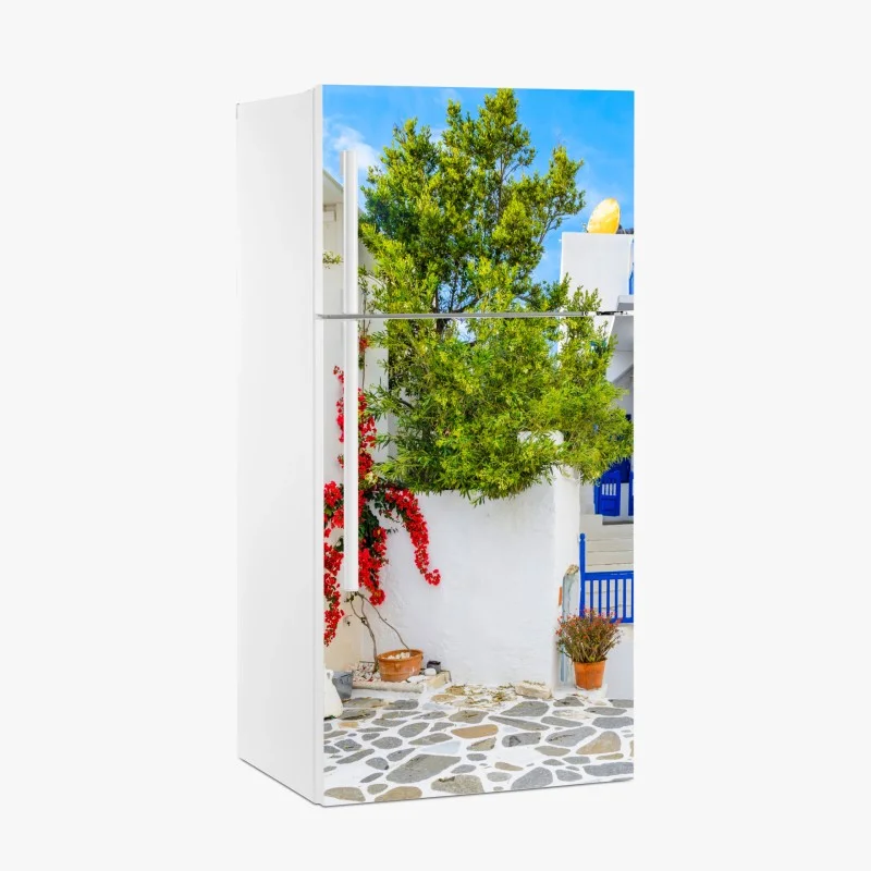 Adesivo per frigorifero angolo mediterraneo con bougainvillea e porte blu