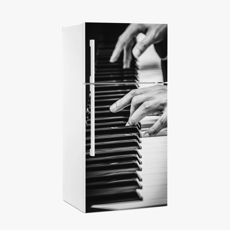 Adesivo per frigorifero mani sul pianoforte in bianco e nero