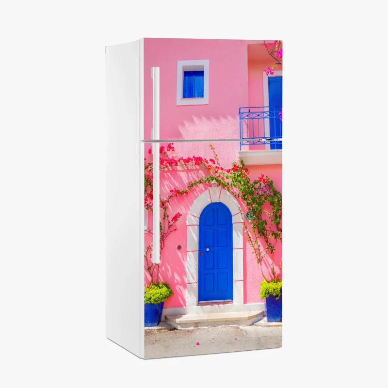 Adesivo per frigorifero porta blu su facciata rosa con bouganvillea