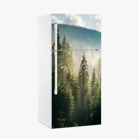 Adesivo per frigorifero foresta di abeti nella nebbia mattutina • Wallissimo®