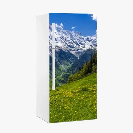 Adesivo per frigorifero panorama alpino primaverile con prati fioriti • Wallissimo®