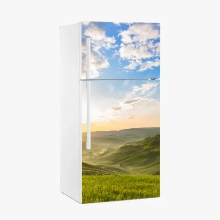 Adesivo per frigorifero alba dorata sulle colline verdi • Wallissimo®